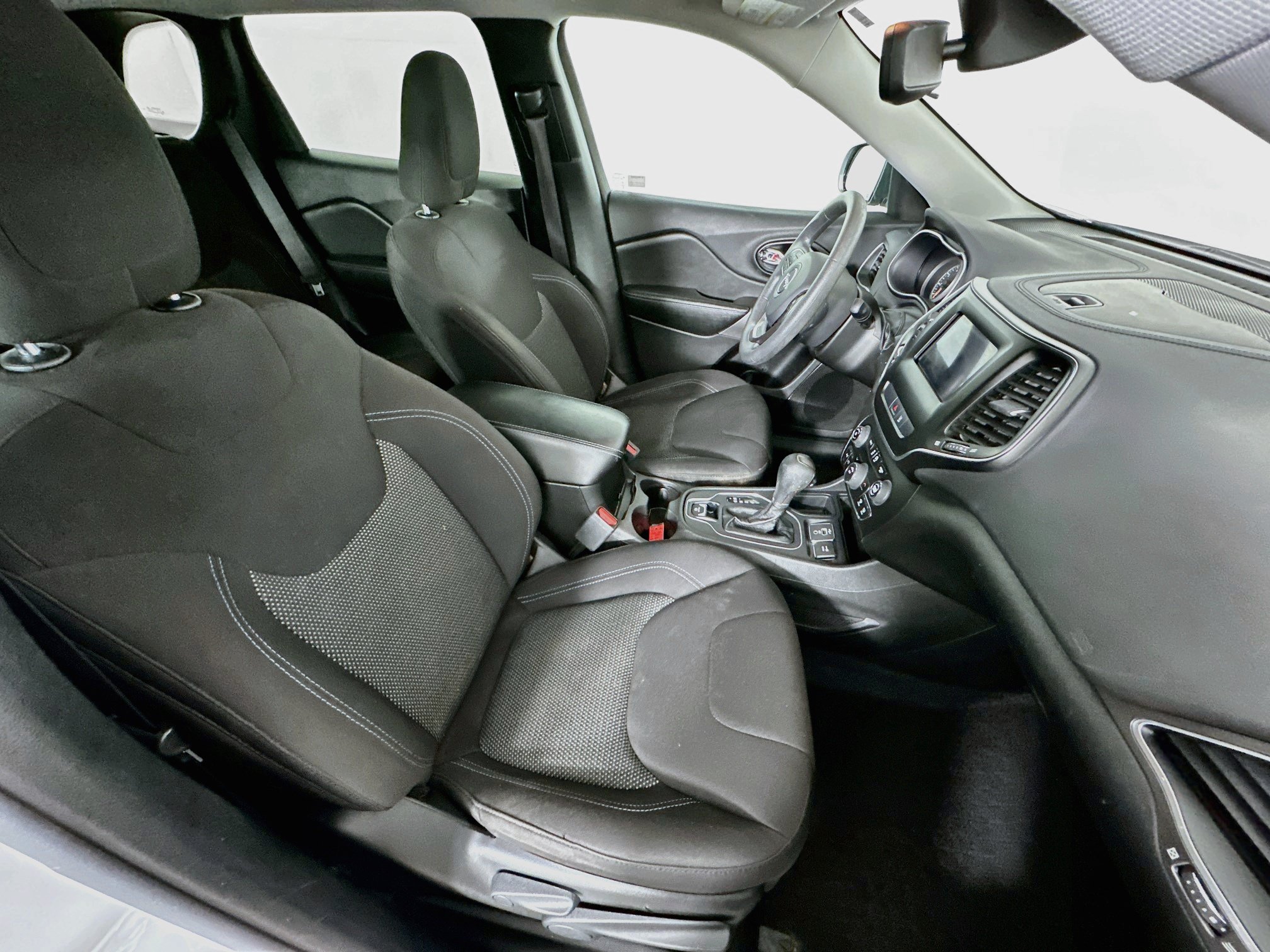 Used 2021 Jeep Cherokee Latitude w/ Mopar Interior Package FWD image 30