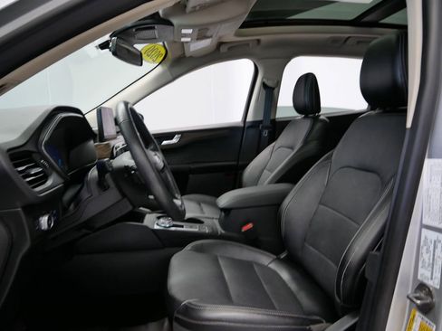 Used 2020 Ford Escape Titanium image 3