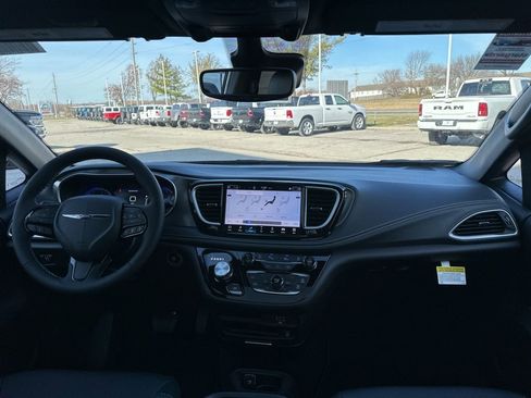 New 2026 Chrysler Pacifica Select image 3