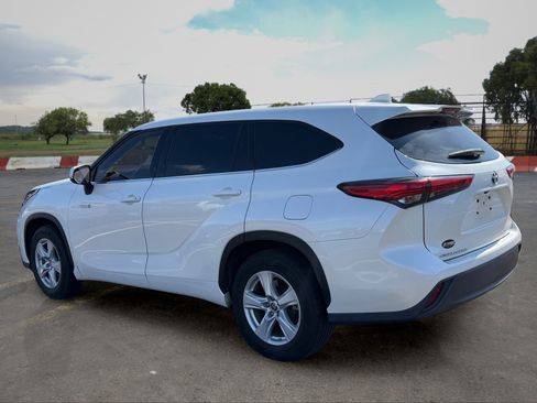 Used 2021 Toyota Highlander LE FWD image 4