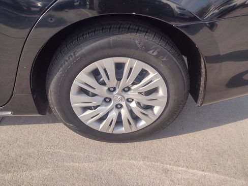 Used 2014 Toyota Camry L image 21