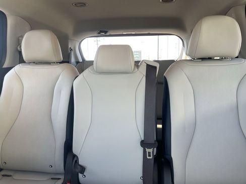 Certified 2026 Kia Carnival EX image 23