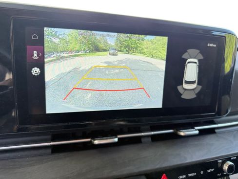 Used 2024 Kia Carnival EX FWD image 16