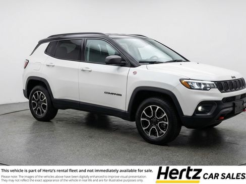 Used 2025 Jeep Compass Trailhawk image 1