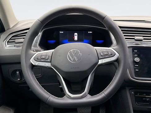Used 2022 Volkswagen Tiguan SE image 12