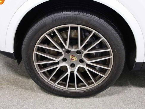 Certified 2023 Porsche Cayenne Platinum Edition image 40