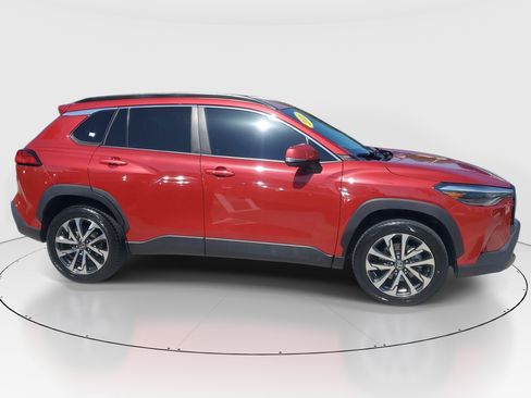 Used 2022 Toyota Corolla Cross XLE FWD image 2