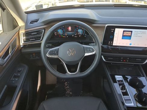 Used 2025 Volkswagen Atlas SE image 16