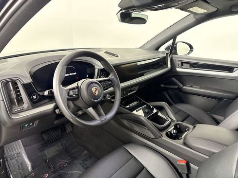 Certified 2025 Porsche Cayenne image 4