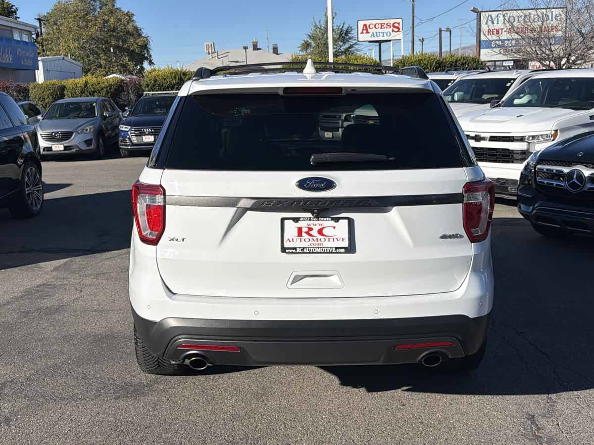 Used 2017 Ford Explorer XLT w/ Equipment Group 202A AWD/4WD image 4
