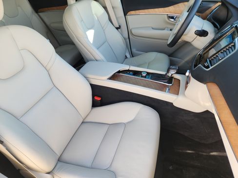 Used 2022 Volvo XC90 T6 Momentum w/ Advanced Package image 16