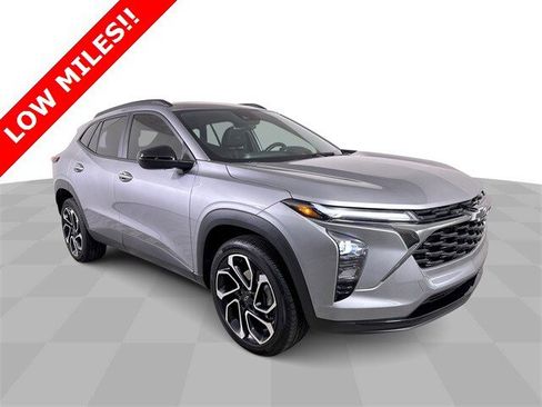 Used 2025 Chevrolet Trax RS w/ Sunroof Package image 2