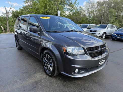 Used 2017 Dodge Grand Caravan SXT w/ Driver Convenience Group FWD image 4