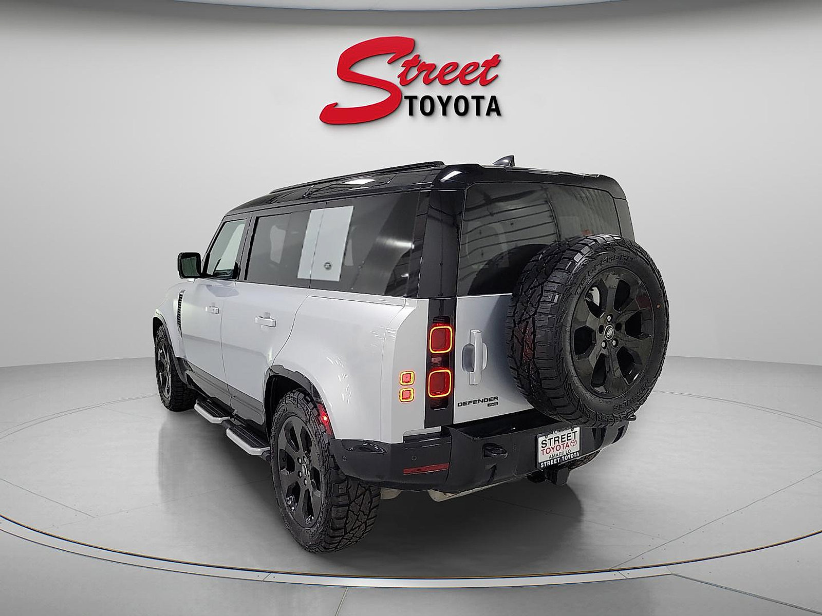 Used 2023 Land Rover Defender 110 X-Dynamic SE AWD/4WD image 2