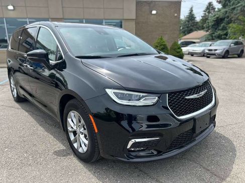 Used 2026 Chrysler Pacifica Limited FWD image 3