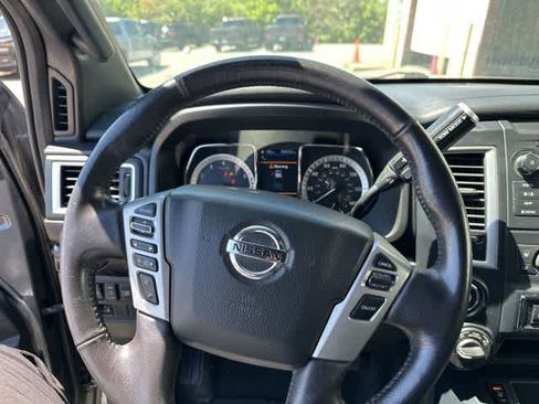 Used 2019 Nissan Titan SV w/ SV Convenience Package image 10