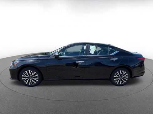 Used 2025 Nissan Altima 2.5 SV FWD image 4