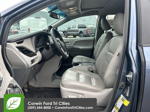 Used 2017 Toyota Sienna XLE w/ XLE Navigation Package AWD/4WD image 5