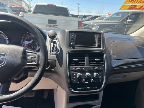 Used 2019 Dodge Grand Caravan SE w/ UConnect Hands-Free Group FWD image 12
