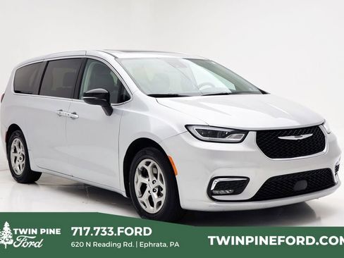 Used 2024 Chrysler Pacifica Limited image 1