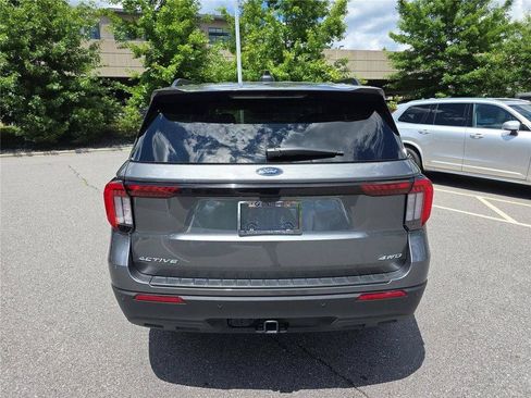 Used 2025 Ford Explorer Active AWD/4WD image 4