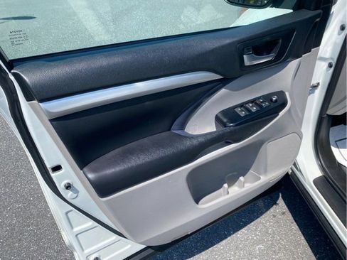 Used 2019 Toyota Highlander XLE image 12