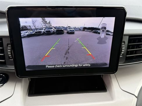 Used 2024 Ford Explorer XLT image 28