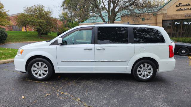 Used 2015 Chrysler Town & Country Touring w/ Driver Convenience Group FWD image 4
