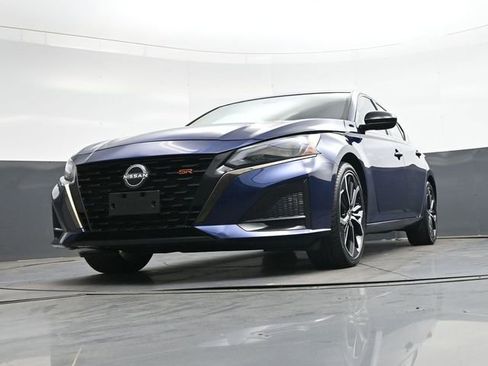 Used 2024 Nissan Altima 2.5 SR FWD image 36