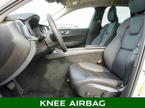 Used 2022 Volvo XC60 B5 Momentum image 14