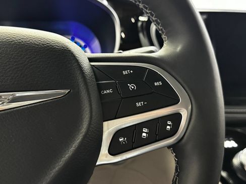 Used 2023 Chrysler Pacifica Limited FWD image 24