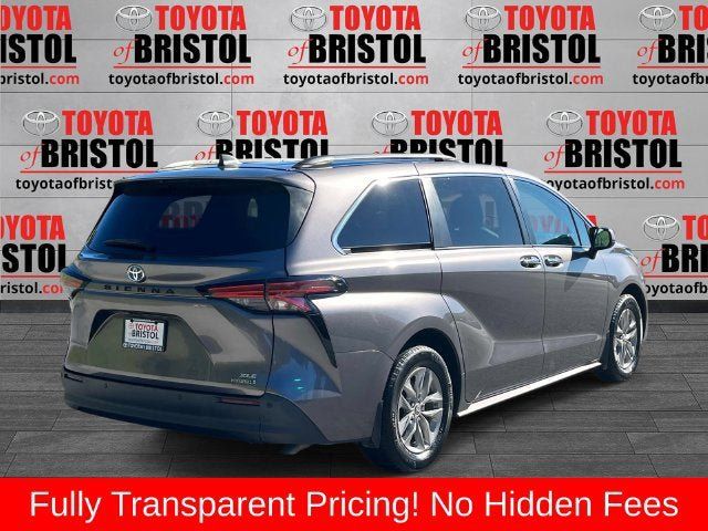 Used 2022 Toyota Sienna XLE FWD image 3
