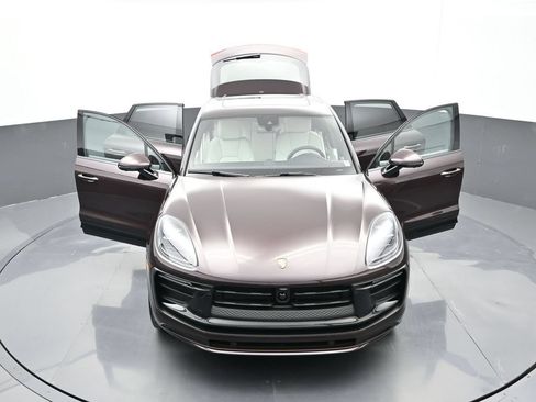 Certified 2026 Porsche Macan AWD/4WD image 33