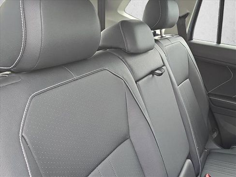 Used 2024 Volkswagen Tiguan SE w/ Panoramic Sunroof Package image 20