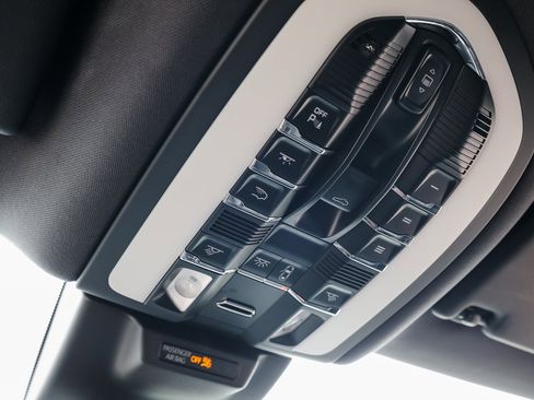 Certified 2024 Porsche Macan image 21