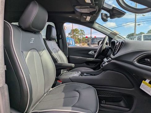 New 2026 Chrysler Pacifica Limited w/ S Appearance Package image 30