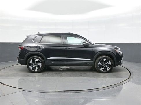Certified 2025 Volkswagen Taos SE w/ Panoramic Sunroof Package image 8