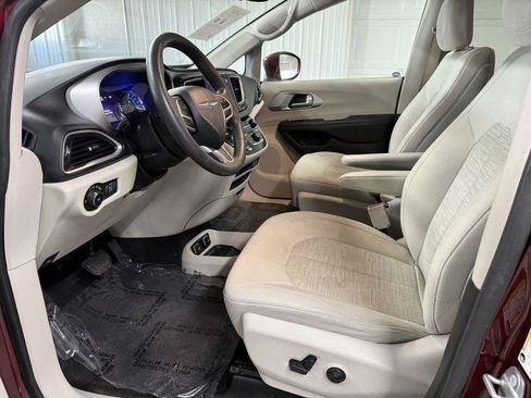 Used 2018 Chrysler Pacifica Touring Plus FWD image 9