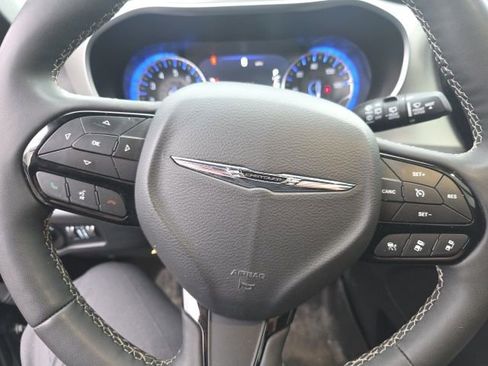 Used 2023 Chrysler Pacifica Limited w/ S Appearance Package image 17