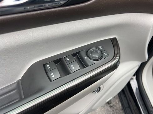 Used 2018 GMC Acadia SLT image 30