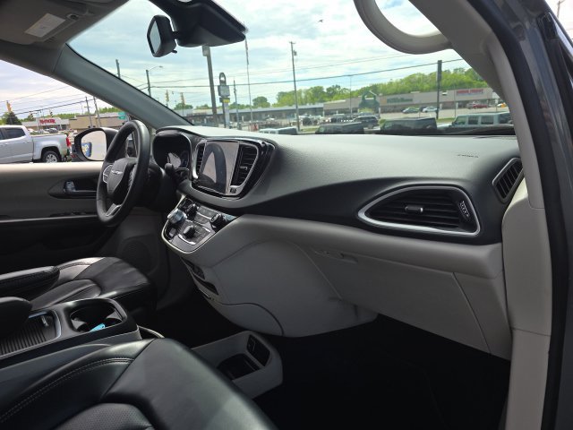 Used 2023 Chrysler Pacifica Touring-L FWD image 42