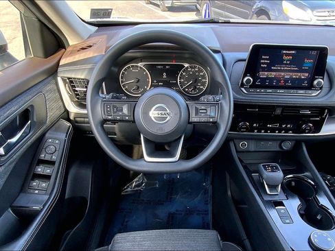 Used 2021 Nissan Rogue SV image 5