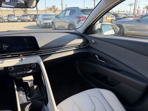 Used 2025 Hyundai Elantra Limited image 36