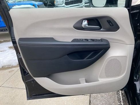 Certified 2024 Chrysler Pacifica Touring-L image 10