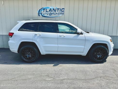 Used 2018 Jeep Grand Cherokee Altitude AWD/4WD image 3