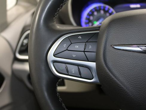 Used 2024 Chrysler Pacifica Touring-L image 36