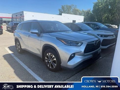 Used 2022 Toyota Highlander XLE AWD/4WD image 1