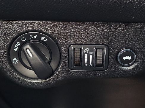 Used 2016 Dodge Challenger SXT RWD image 22