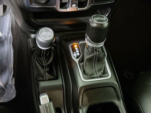 Used 2018 Jeep Wrangler Unlimited Sahara image 11