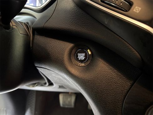 Used 2019 Jeep Cherokee Latitude Plus w/ Cold Weather Group image 29